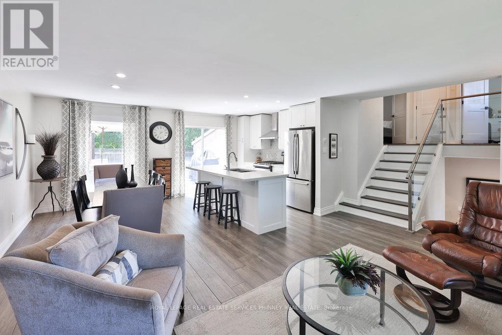 1404 Lewisham Drive, Mississauga, ON - Indoor Photo Showing Living Room