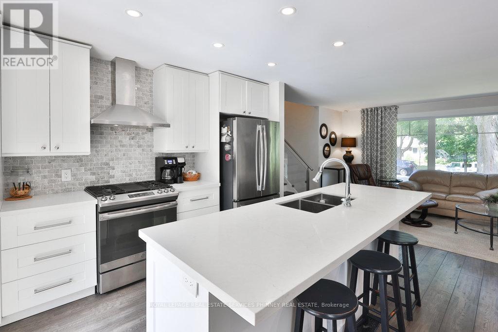 1404 Lewisham Drive, Mississauga, ON - Indoor Photo Showing Kitchen With Double Sink With Upgraded Kitchen