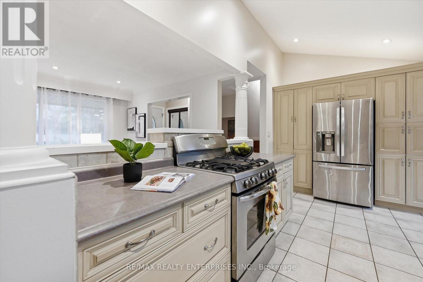 5187 Carousel Court, Burlington, ON - Indoor Photo Showing Kitchen