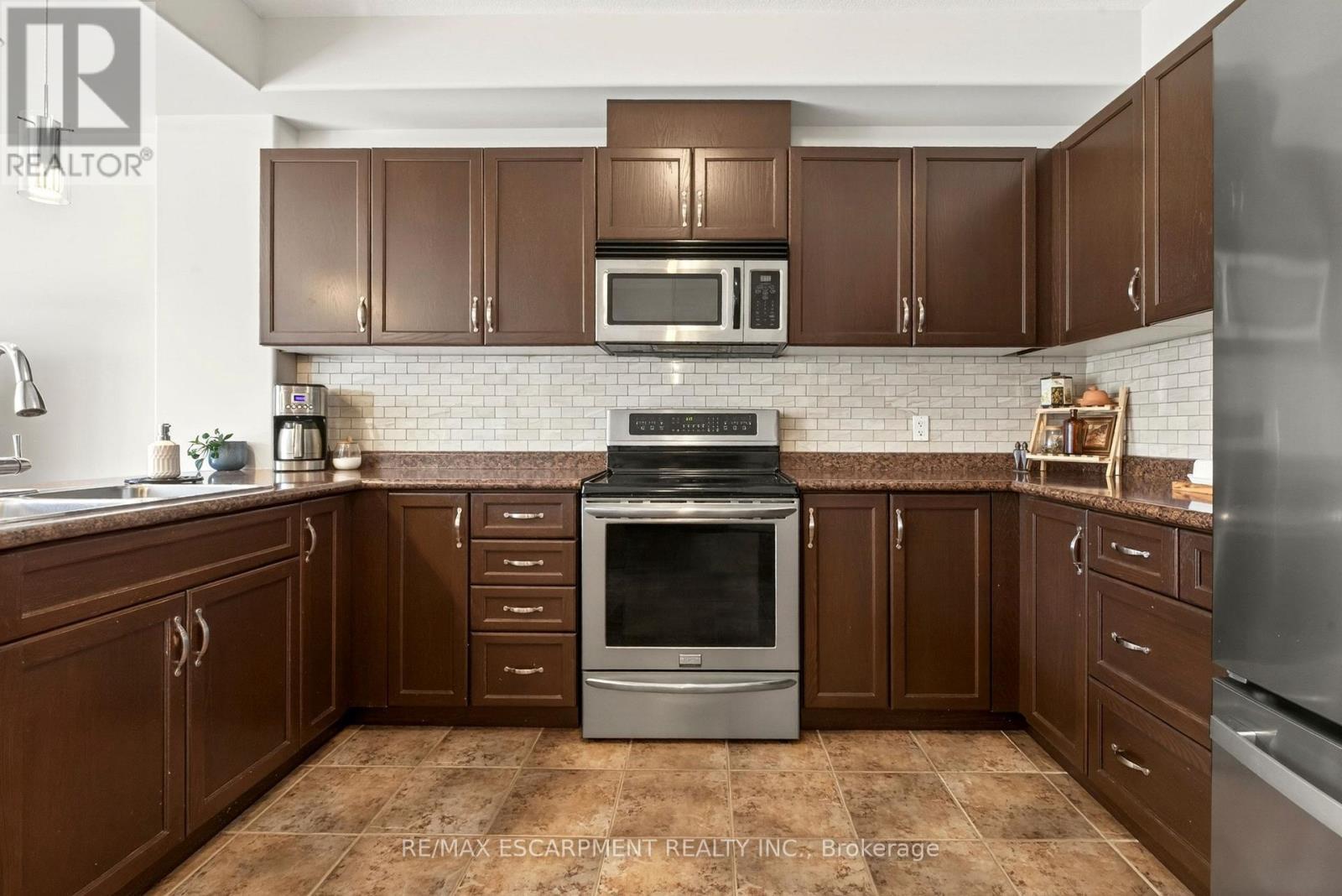 62 Fall Fair Way, Hamilton, ON - Indoor Photo Showing Kitchen