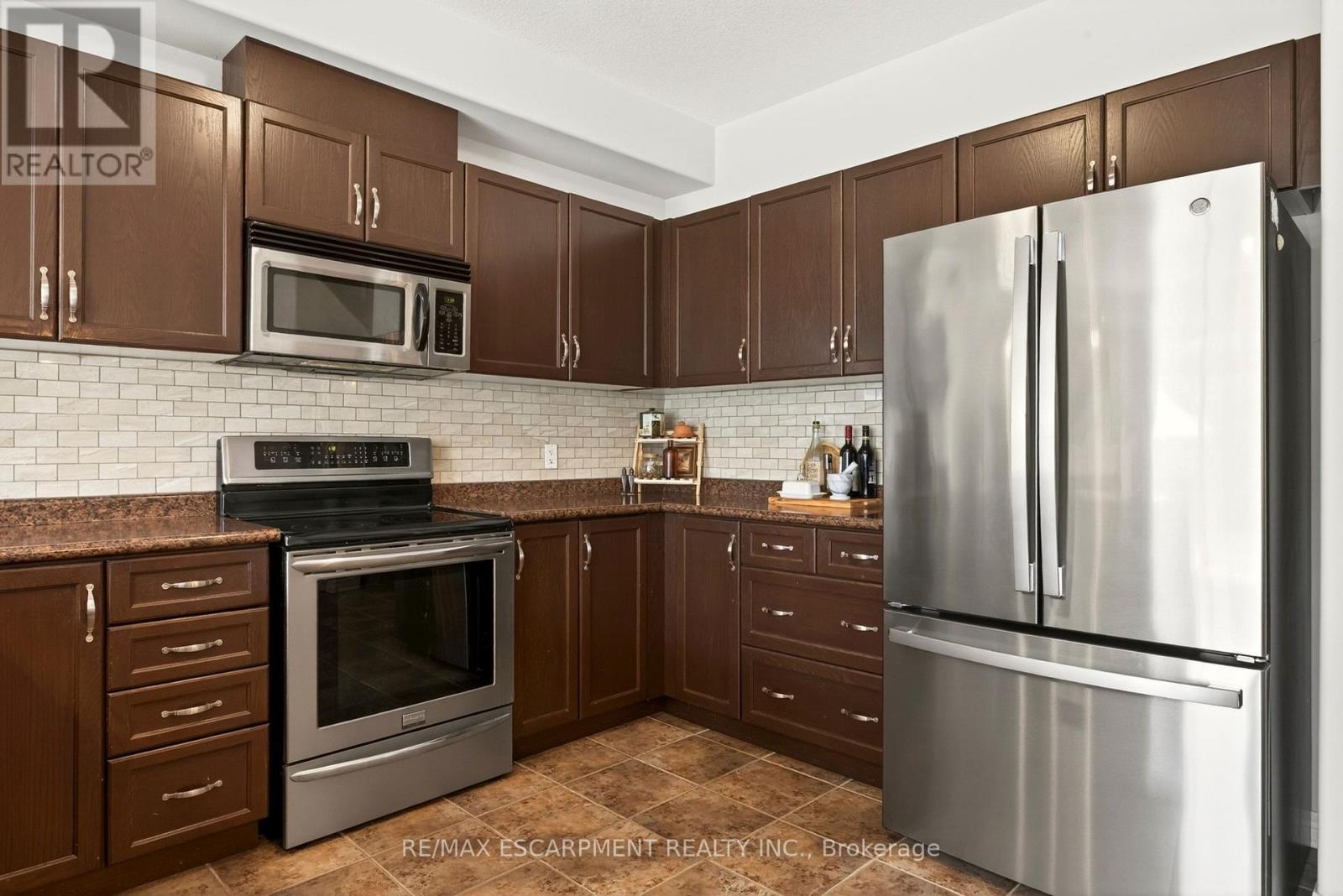 62 Fall Fair Way, Hamilton, ON - Indoor Photo Showing Kitchen