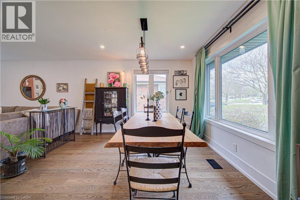 1486 Augustine Drive, Burlington, ON - Indoor Photo Showing Dining Room