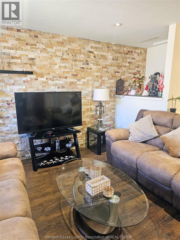 8232 Gregory Place, Windsor, ON - Indoor Photo Showing Living Room