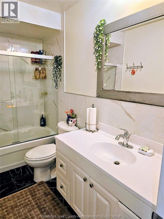 8232 Gregory Place, Windsor, ON - Indoor Photo Showing Bathroom