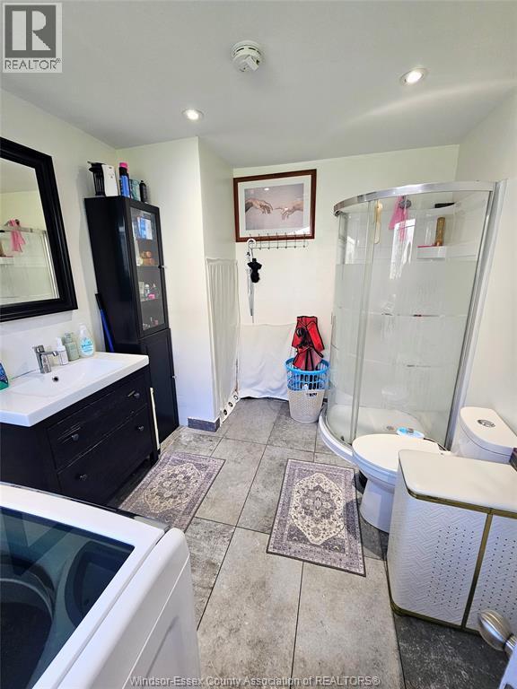 8232 Gregory Place, Windsor, ON - Indoor Photo Showing Bathroom