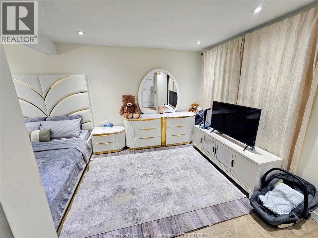 8232 Gregory Place, Windsor, ON - Indoor Photo Showing Bedroom