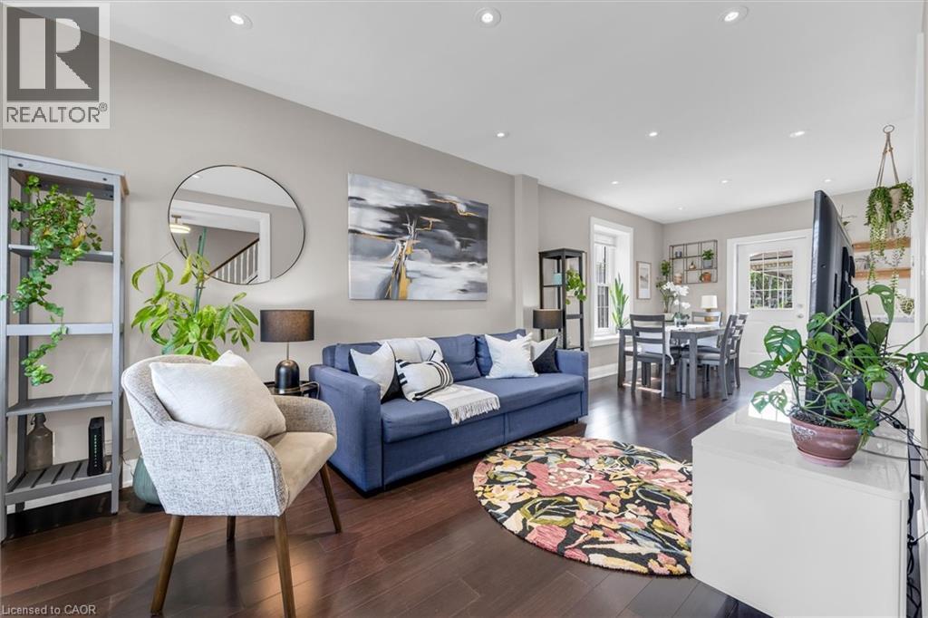 196 Campbell Avenue, Hamilton, ON - Indoor Photo Showing Living Room