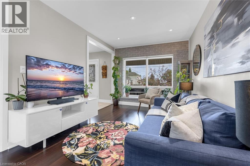 196 Campbell Avenue, Hamilton, ON - Indoor Photo Showing Living Room