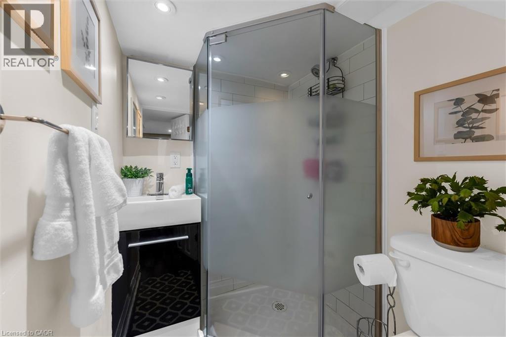 196 Campbell Avenue, Hamilton, ON - Indoor Photo Showing Bathroom