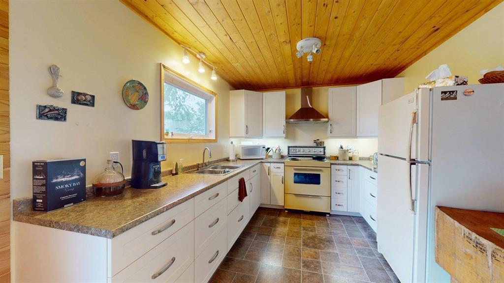 25 Birch Bay, Thomas Lake, MB - Indoor Photo Showing Kitchen With Double Sink