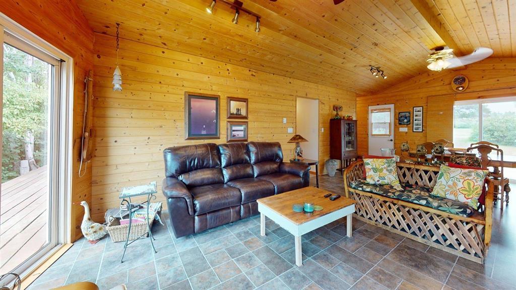 25 Birch Bay, Thomas Lake, MB - Indoor Photo Showing Living Room