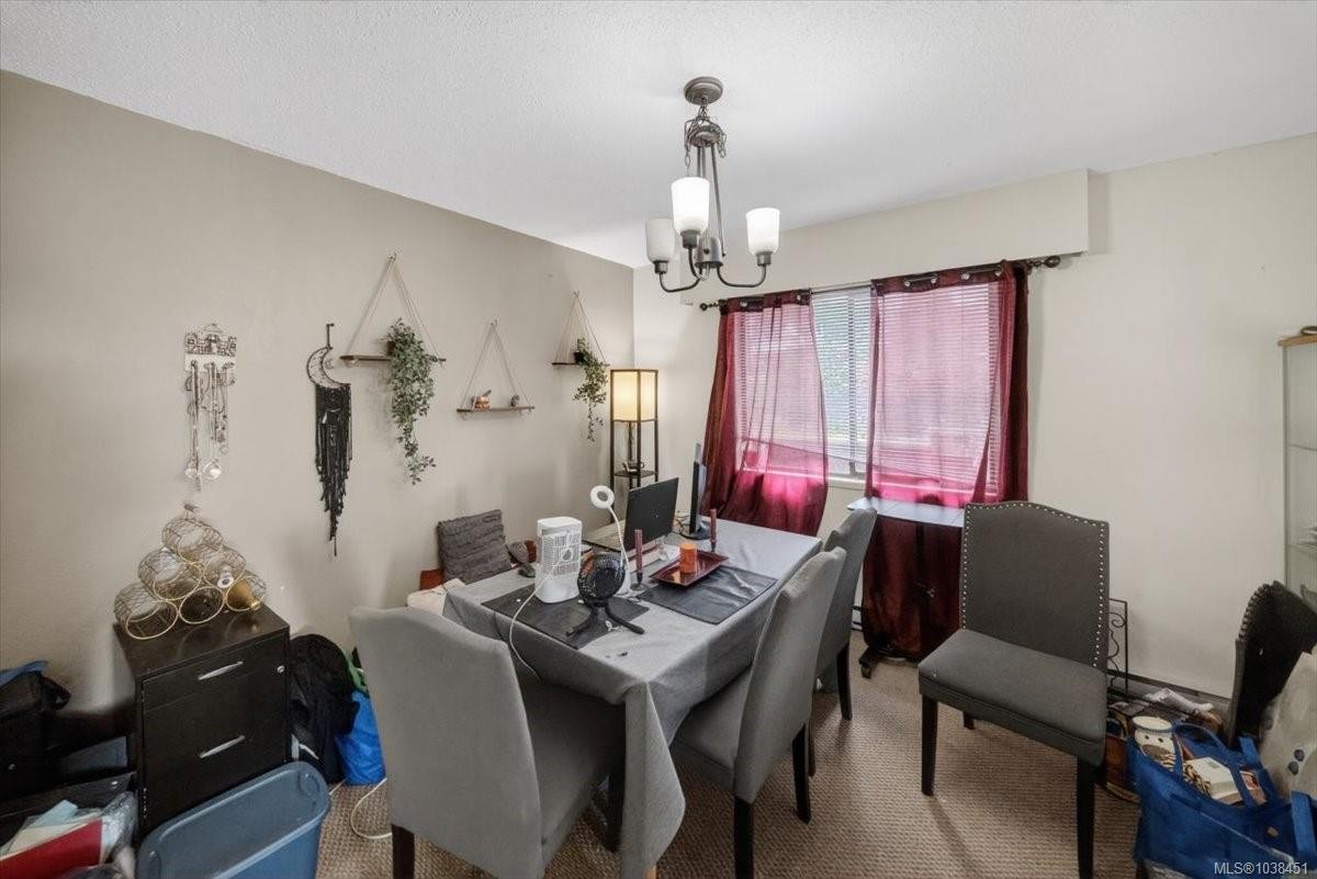 700 Stancombe Rd, Esquimalt, BC - Indoor Photo Showing Dining Room