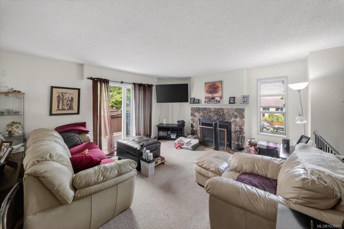 700 Stancombe Rd, Esquimalt, BC - Indoor Photo Showing Living Room With Fireplace