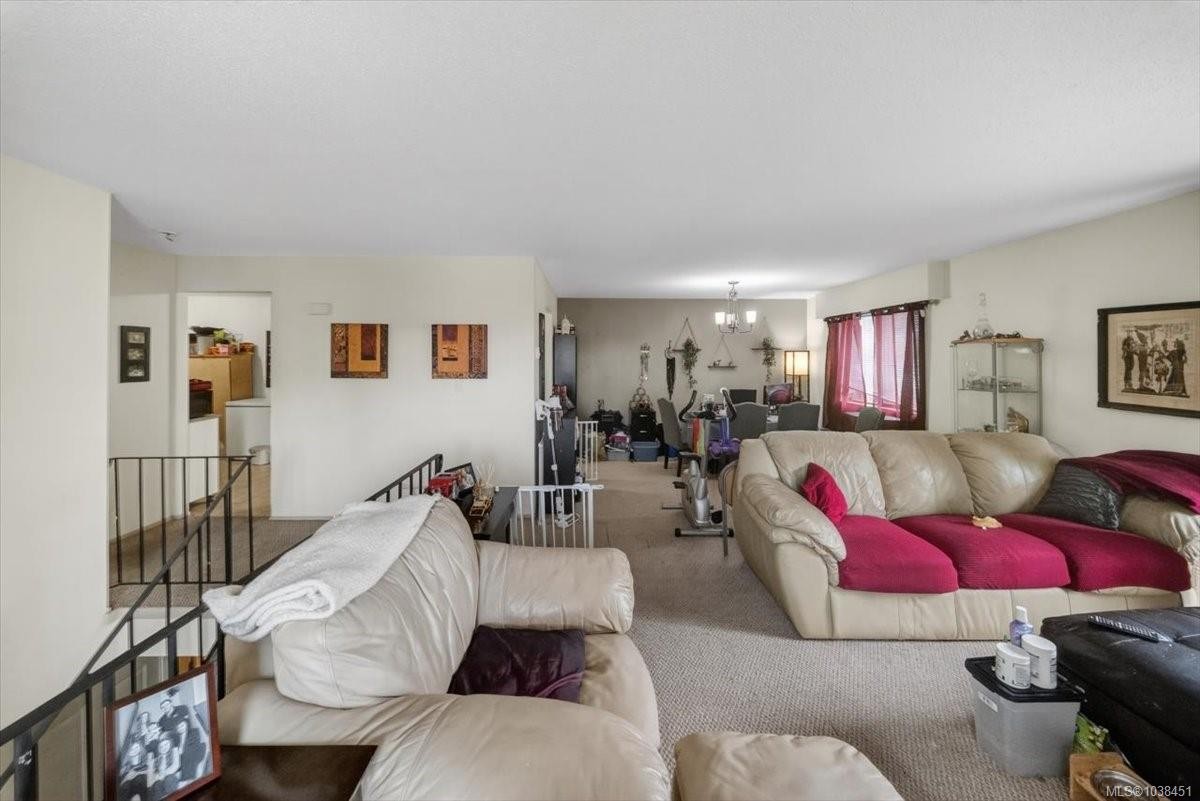 700 Stancombe Rd, Esquimalt, BC - Indoor Photo Showing Living Room