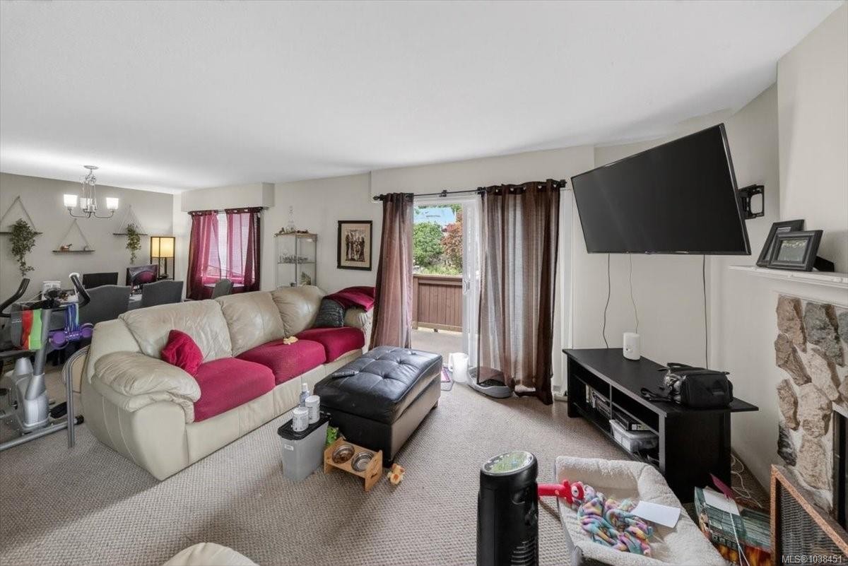 700 Stancombe Rd, Esquimalt, BC - Indoor Photo Showing Living Room With Fireplace