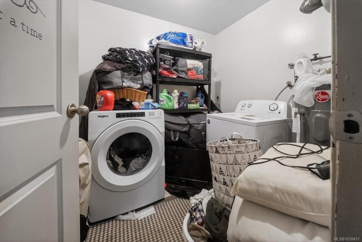 700 Stancombe Rd, Esquimalt, BC - Indoor Photo Showing Laundry Room