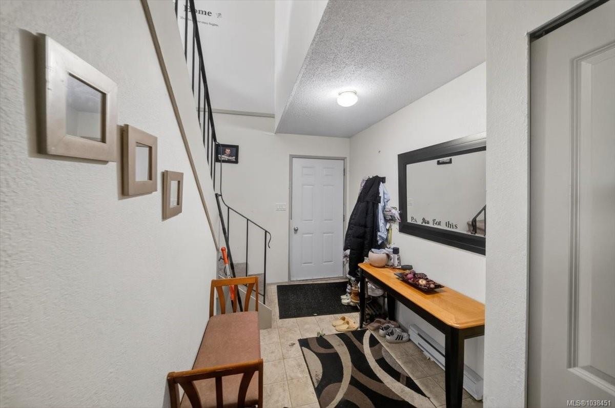 700 Stancombe Rd, Esquimalt, BC - Indoor Photo Showing Other Room