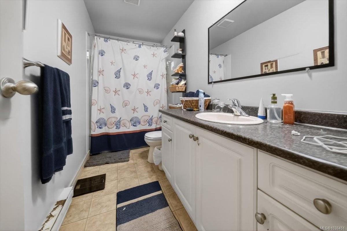 700 Stancombe Rd, Esquimalt, BC - Indoor Photo Showing Bathroom
