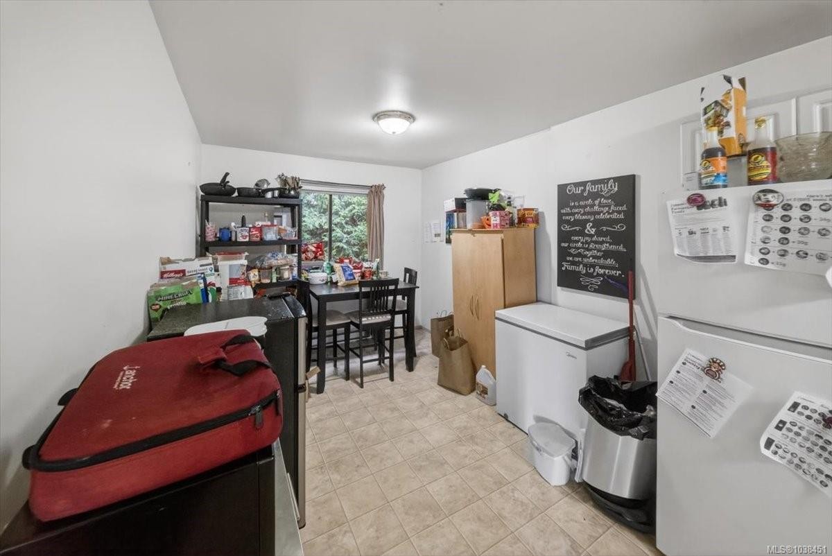 700 Stancombe Rd, Esquimalt, BC - Indoor Photo Showing Laundry Room