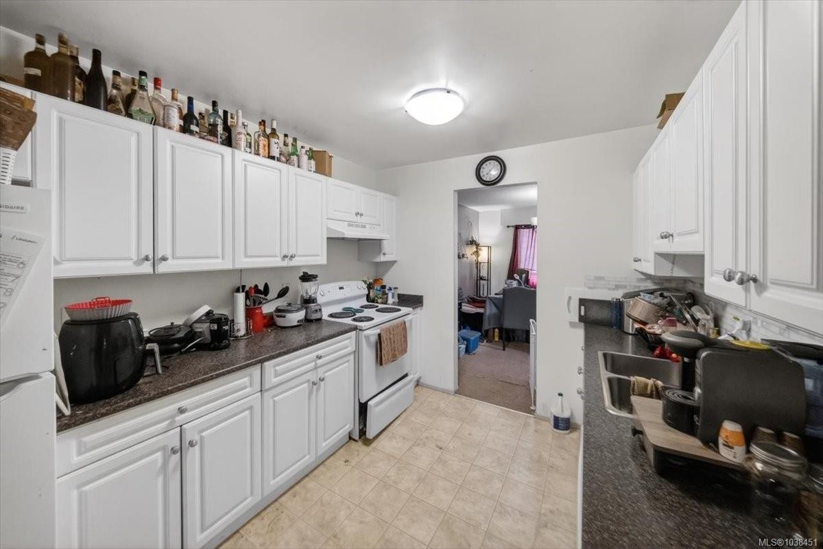 700 Stancombe Rd, Esquimalt, BC - Indoor Photo Showing Kitchen