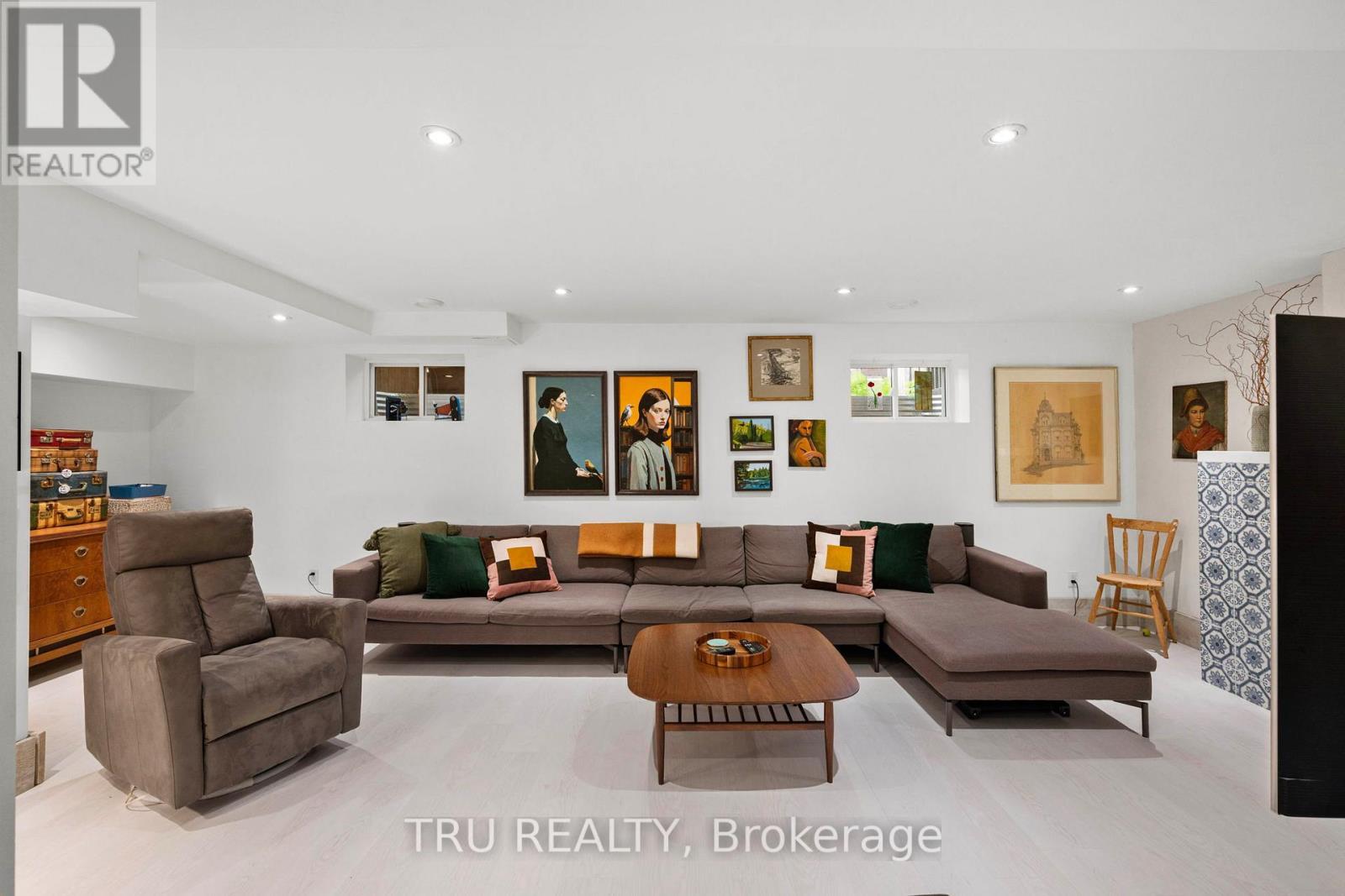 64 Stevenson Avenue, Ottawa, ON - Indoor Photo Showing Living Room
