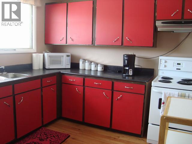 114 Kitza Avenue, Faro, YT - Indoor Photo Showing Kitchen