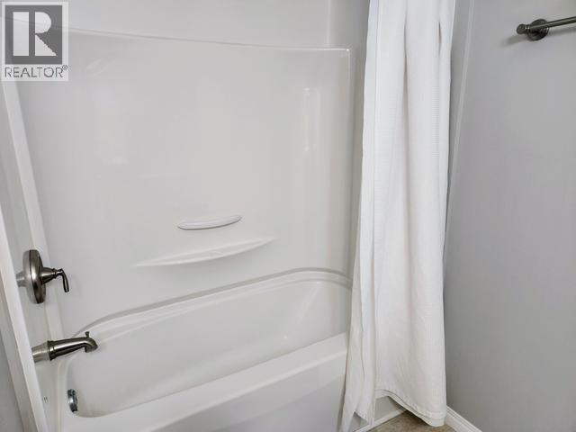 116 Kitza Avenue, Faro, YT - Indoor Photo Showing Bathroom
