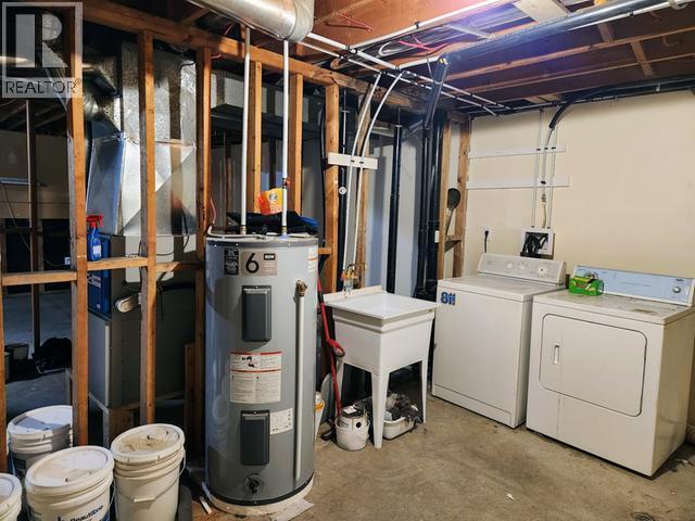 116 Kitza Avenue, Faro, YT - Indoor Photo Showing Laundry Room