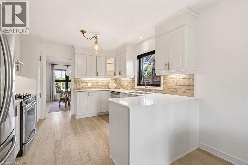 329 Plains Road W, Burlington, ON - Indoor Photo Showing Kitchen With Upgraded Kitchen