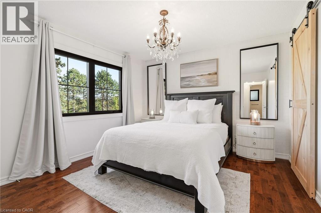 329 Plains Road W, Burlington, ON - Indoor Photo Showing Bedroom