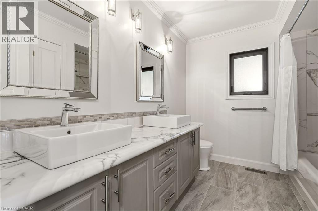 329 Plains Road W, Burlington, ON - Indoor Photo Showing Bathroom