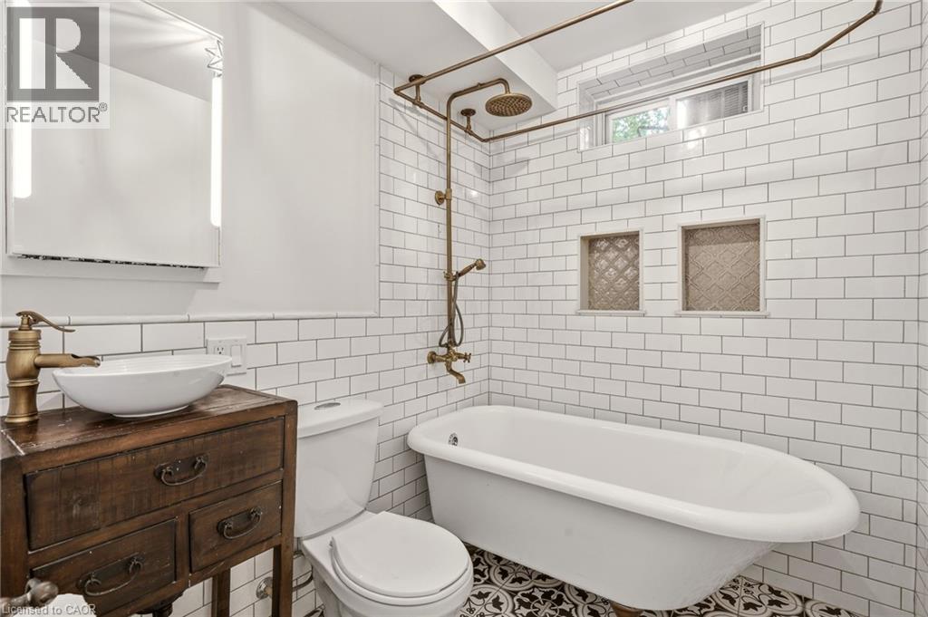 329 Plains Road W, Burlington, ON - Indoor Photo Showing Bathroom