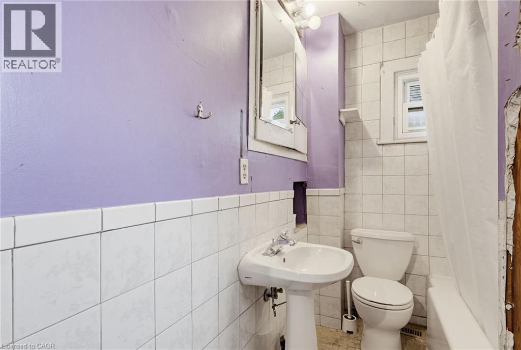 4 piece bath - 46 East 16Th Street, Hamilton, ON - Indoor Photo Showing Bathroom