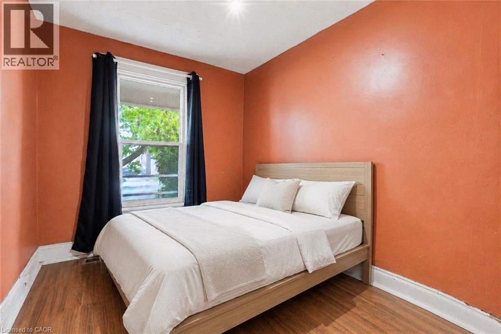 Second bedroom, virtually staged - 46 East 16Th Street, Hamilton, ON - Indoor Photo Showing Bedroom