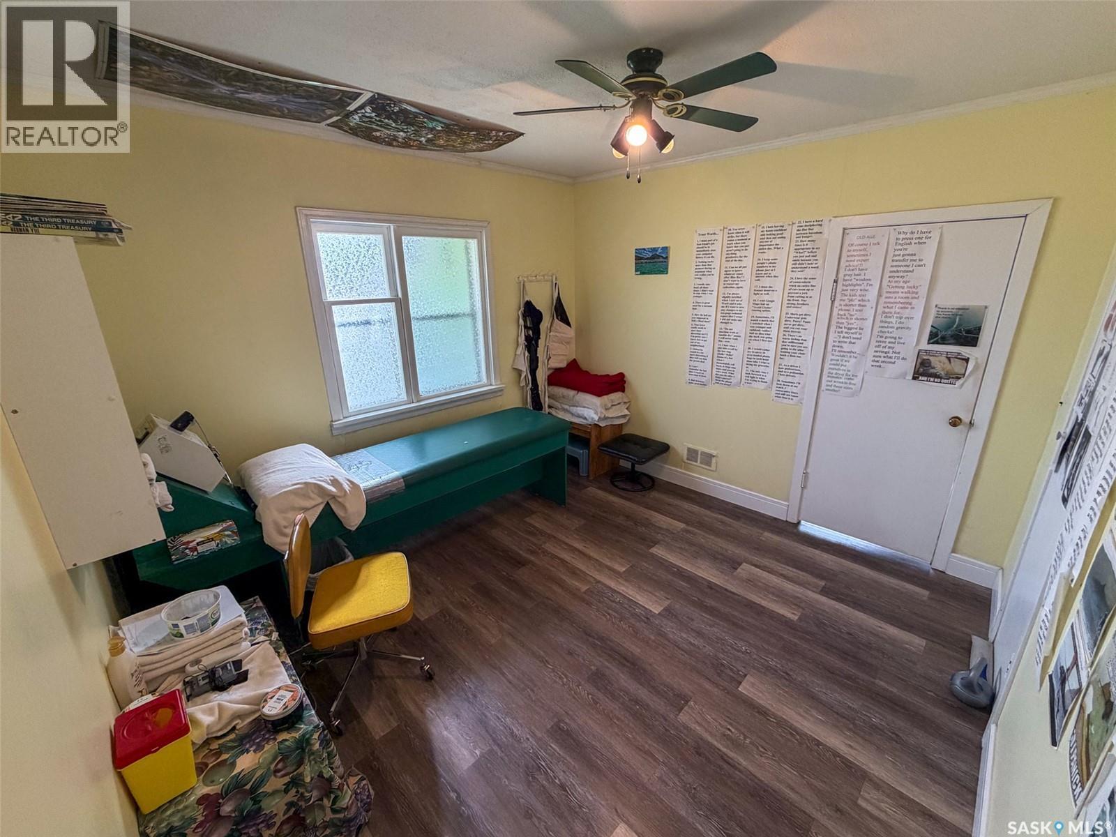505 Centre Street, Shaunavon, SK - Indoor Photo Showing Other Room