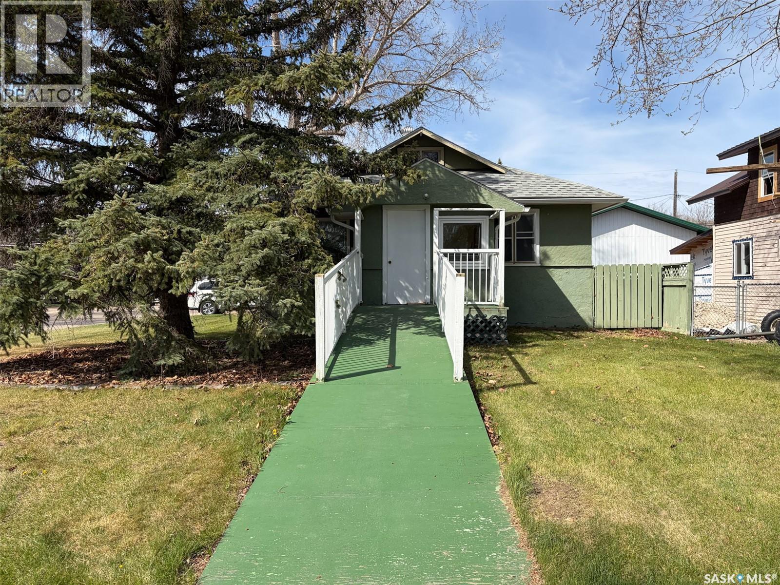 505 Centre Street, Shaunavon, SK - Outdoor
