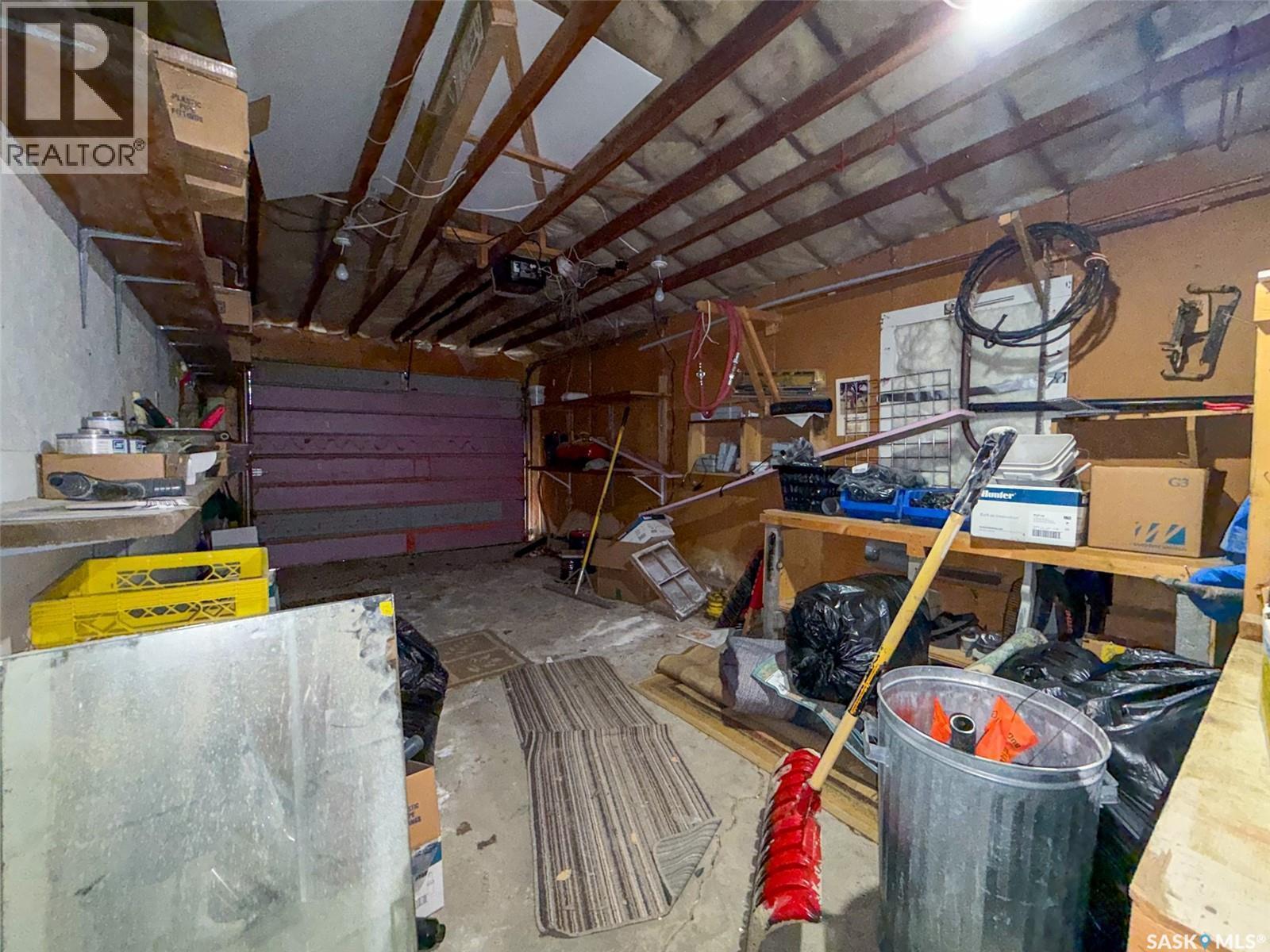 505 Centre Street, Shaunavon, SK - Indoor Photo Showing Garage