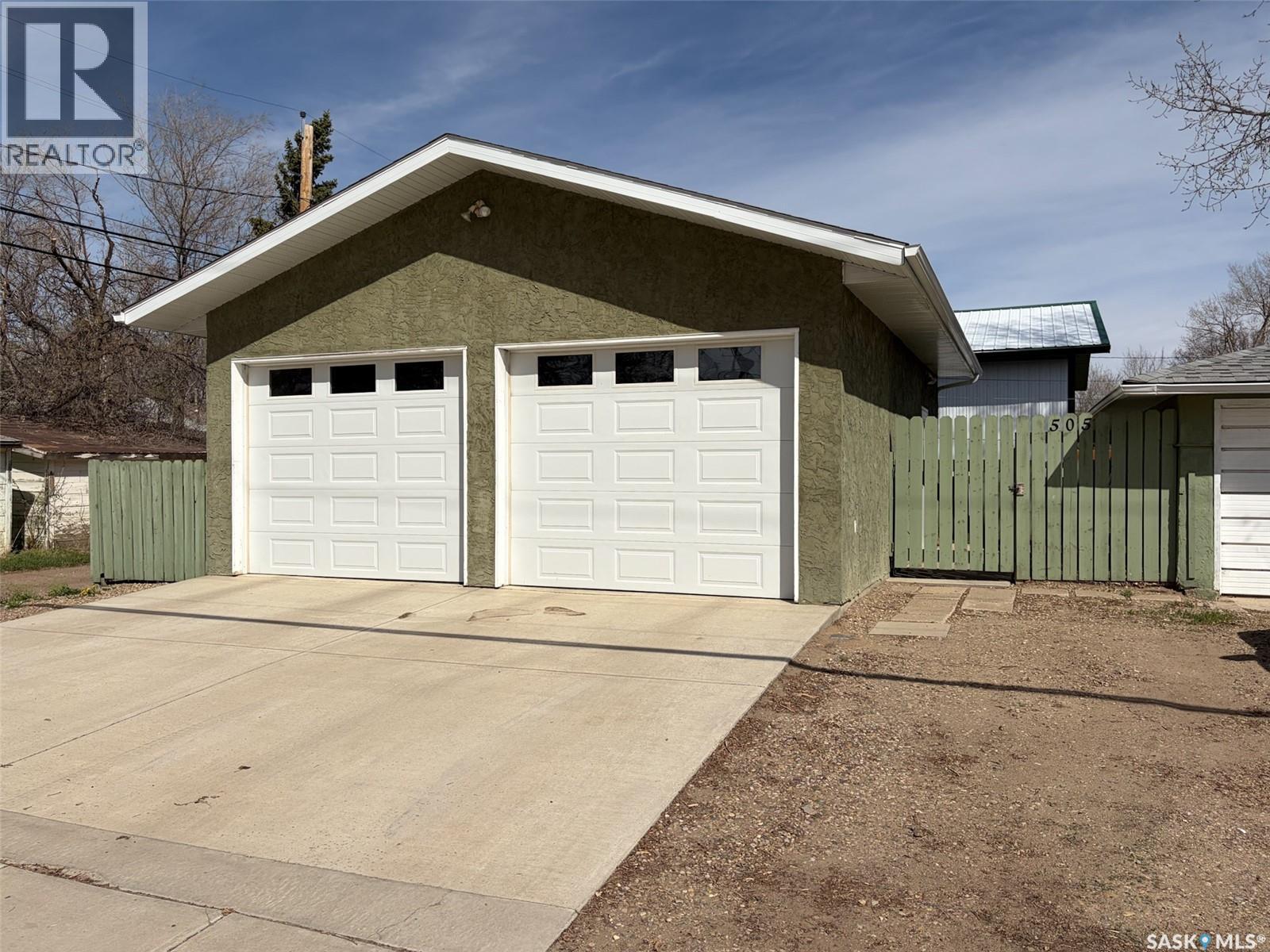 505 Centre Street, Shaunavon, SK - Outdoor With Exterior