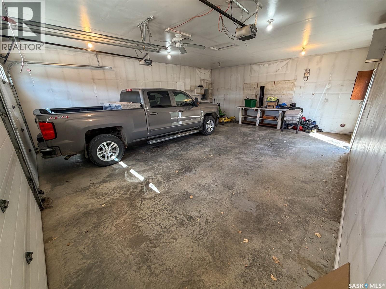505 Centre Street, Shaunavon, SK - Indoor Photo Showing Garage