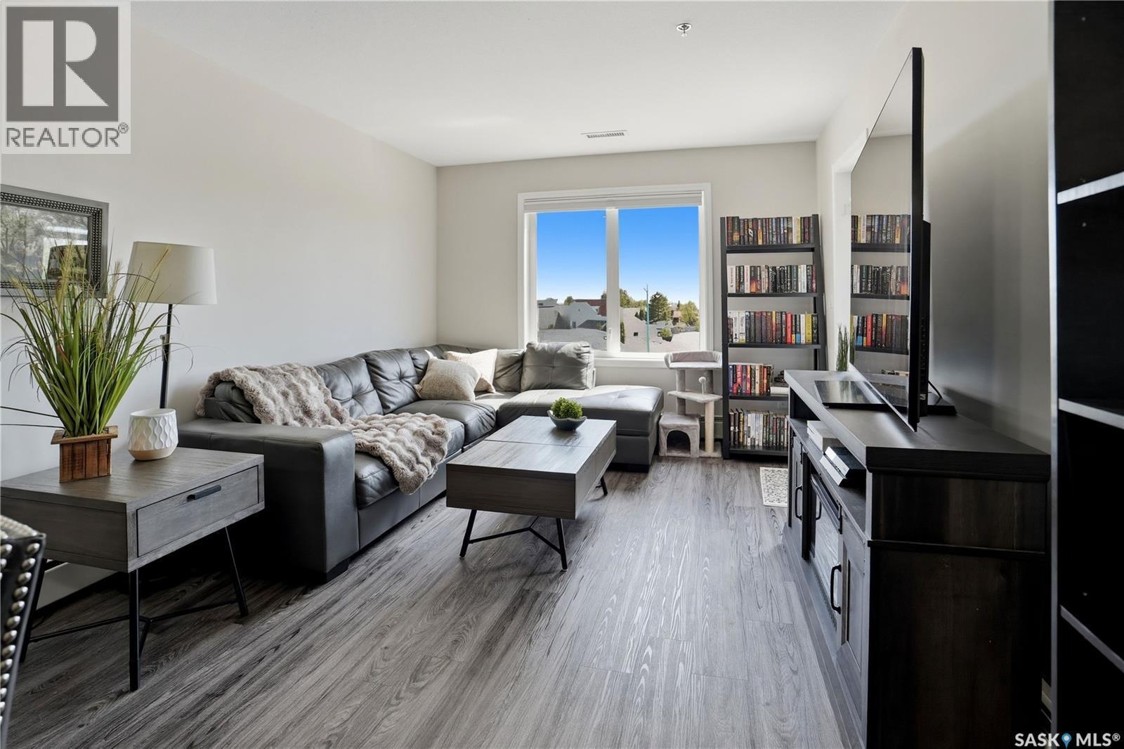 305 2452 Killdeer Drive, North Battleford, SK - Indoor Photo Showing Living Room