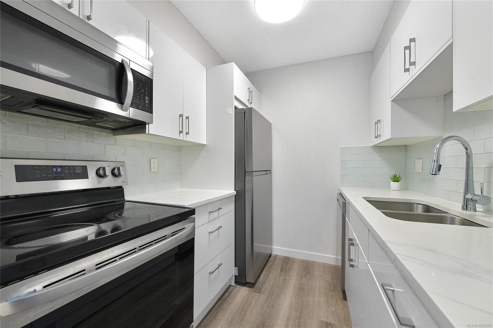 #1101-327 Maitland St, Victoria, BC - Indoor Photo Showing Kitchen With Double Sink