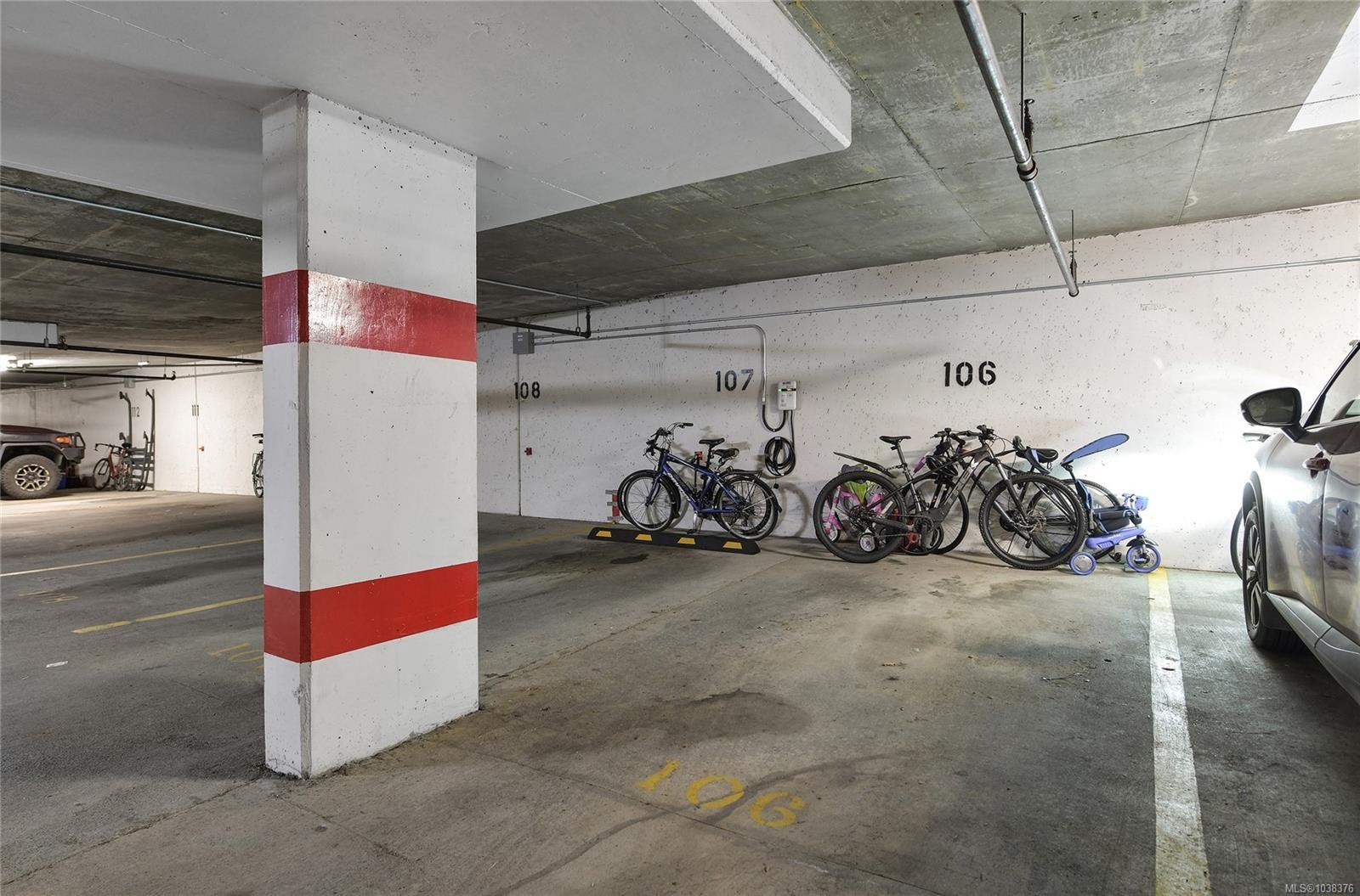 #1101-327 Maitland St, Victoria, BC - Indoor Photo Showing Garage