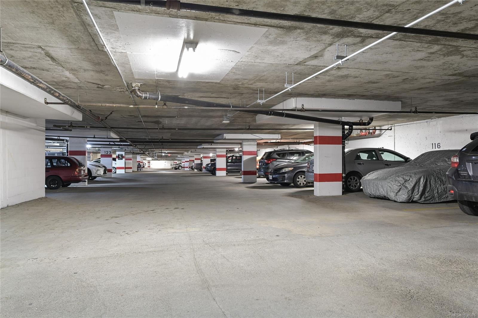 #1101-327 Maitland St, Victoria, BC - Indoor Photo Showing Garage
