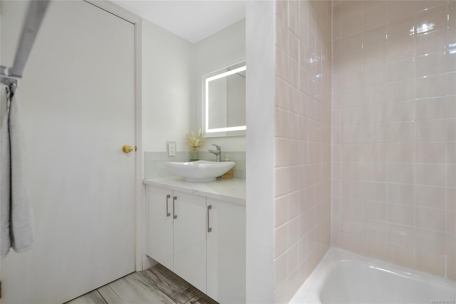 #1101-327 Maitland St, Victoria, BC - Indoor Photo Showing Bathroom