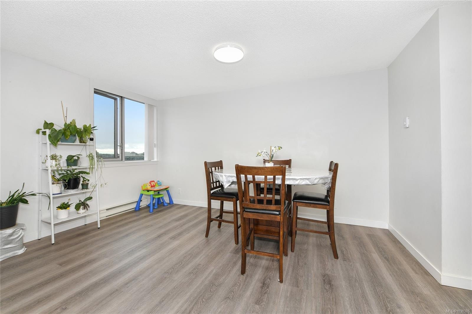 #1101-327 Maitland St, Victoria, BC - Indoor Photo Showing Dining Room