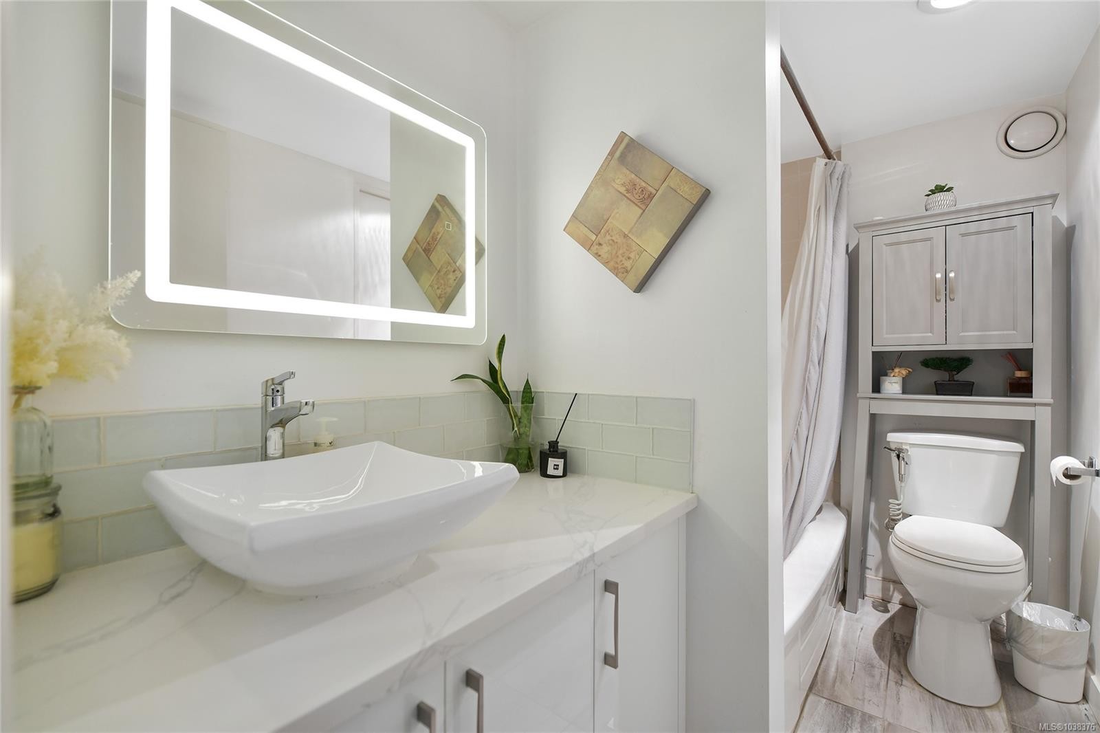 #1101-327 Maitland St, Victoria, BC - Indoor Photo Showing Bathroom