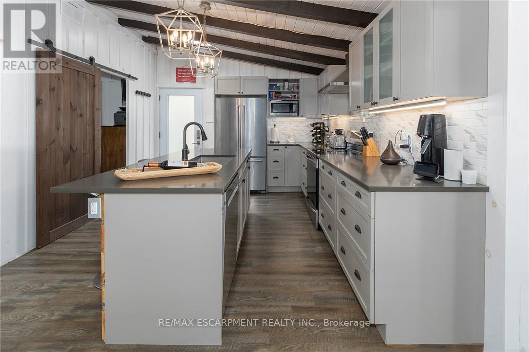 577 Edgewater Place, Haldimand, ON - Indoor Photo Showing Kitchen With Upgraded Kitchen