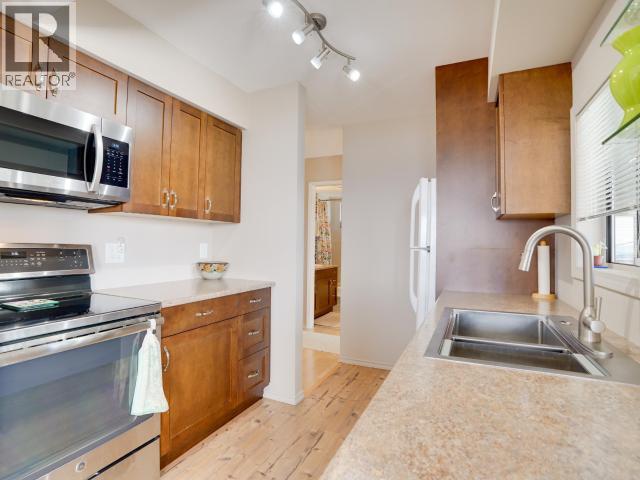 8-3818 Joyce Ave, Powell River, BC - Indoor Photo Showing Kitchen With Double Sink
