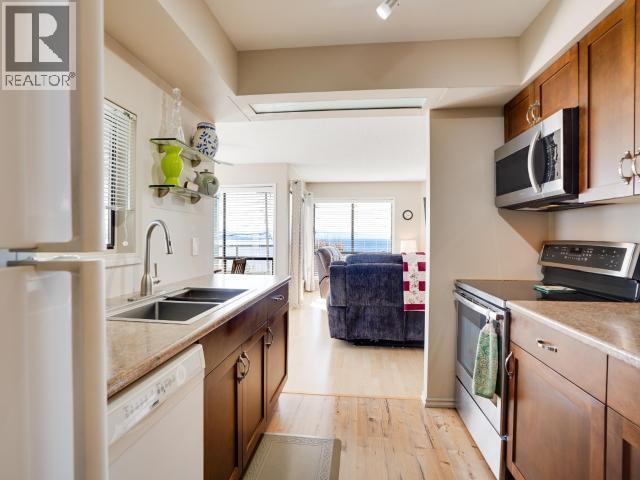 8-3818 Joyce Ave, Powell River, BC - Indoor Photo Showing Kitchen With Double Sink