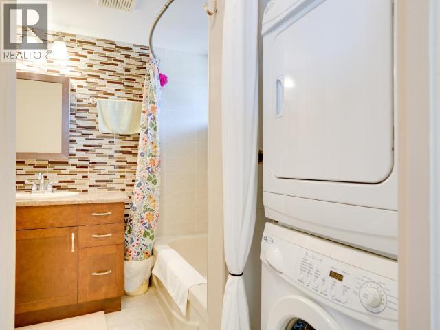 8-3818 Joyce Ave, Powell River, BC - Indoor Photo Showing Laundry Room